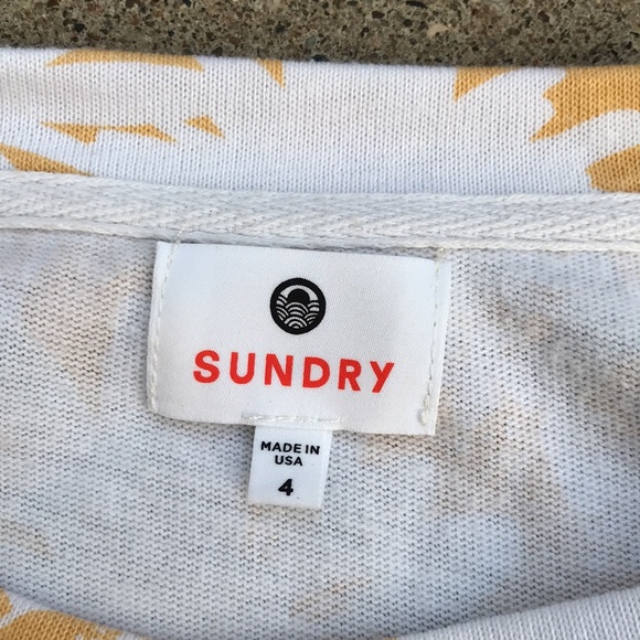 💙Sundry Crew Neck Yellow and White Floral Print Swaetshirt - Picture 3 of 14